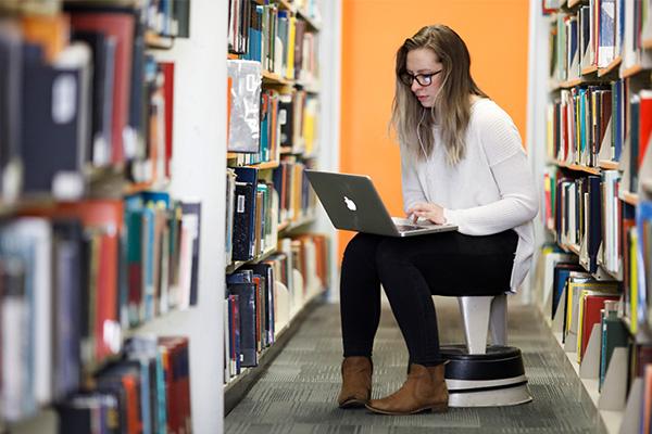一个学生在奥瑞瑞亚图书馆用她的笔记本电脑.